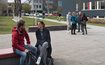 Studierende der TH Lübeck unterwegs auf dem Campus der Hochschule
