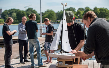 Studierende der TH Lübeck arbeiten in einem Freibad an der Wakenitz an ihrem Modell-Segelboot aus dem Projekt Autonomes Segeln  