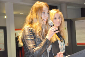 Die Absolventinnen Olivia Krasnicki (links) und Mareike Thiedeitz haben das letzte Wort im Namen aller Studierenden. Foto: TH Lübeck